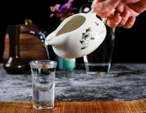 白酒需要醒酒吗，部分高度酒和陈年老酒需要醒酒2.jpg