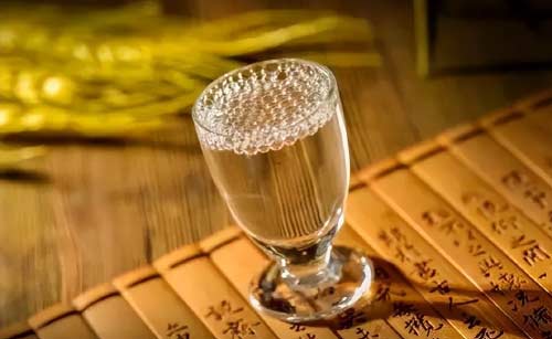 中档请客喝多少一瓶的白酒合适？蓝色经典酒52度1.jpg