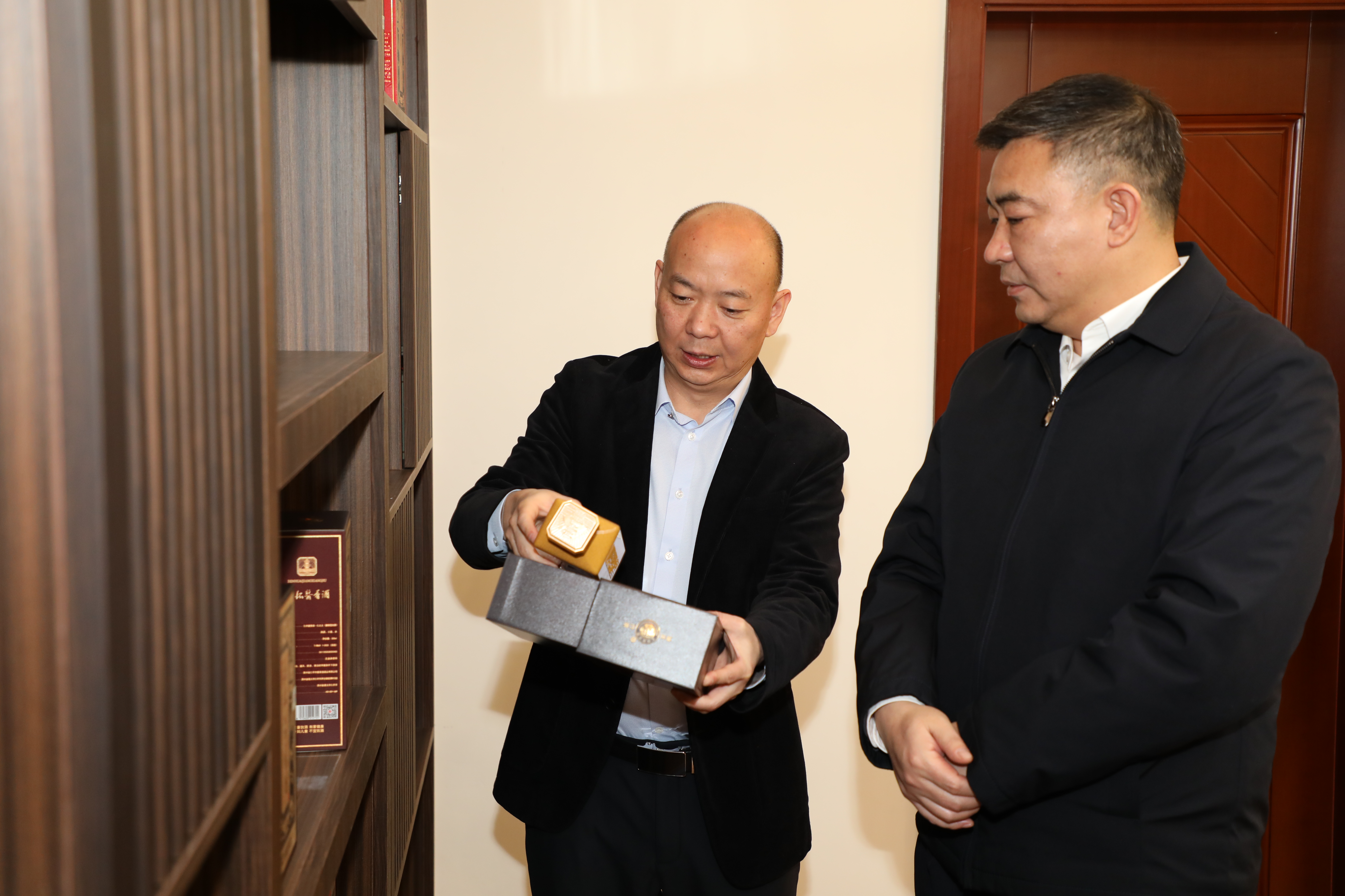 董桂冰走访慰问仁怀酱酒集团