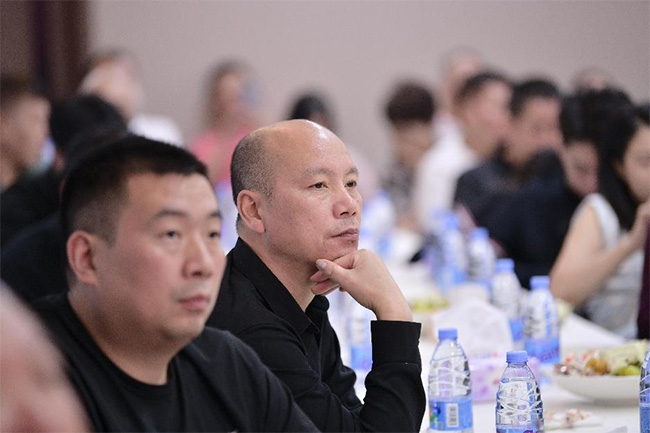 图片3:开馆现场,嘉宾们正在认真听取专家路演。