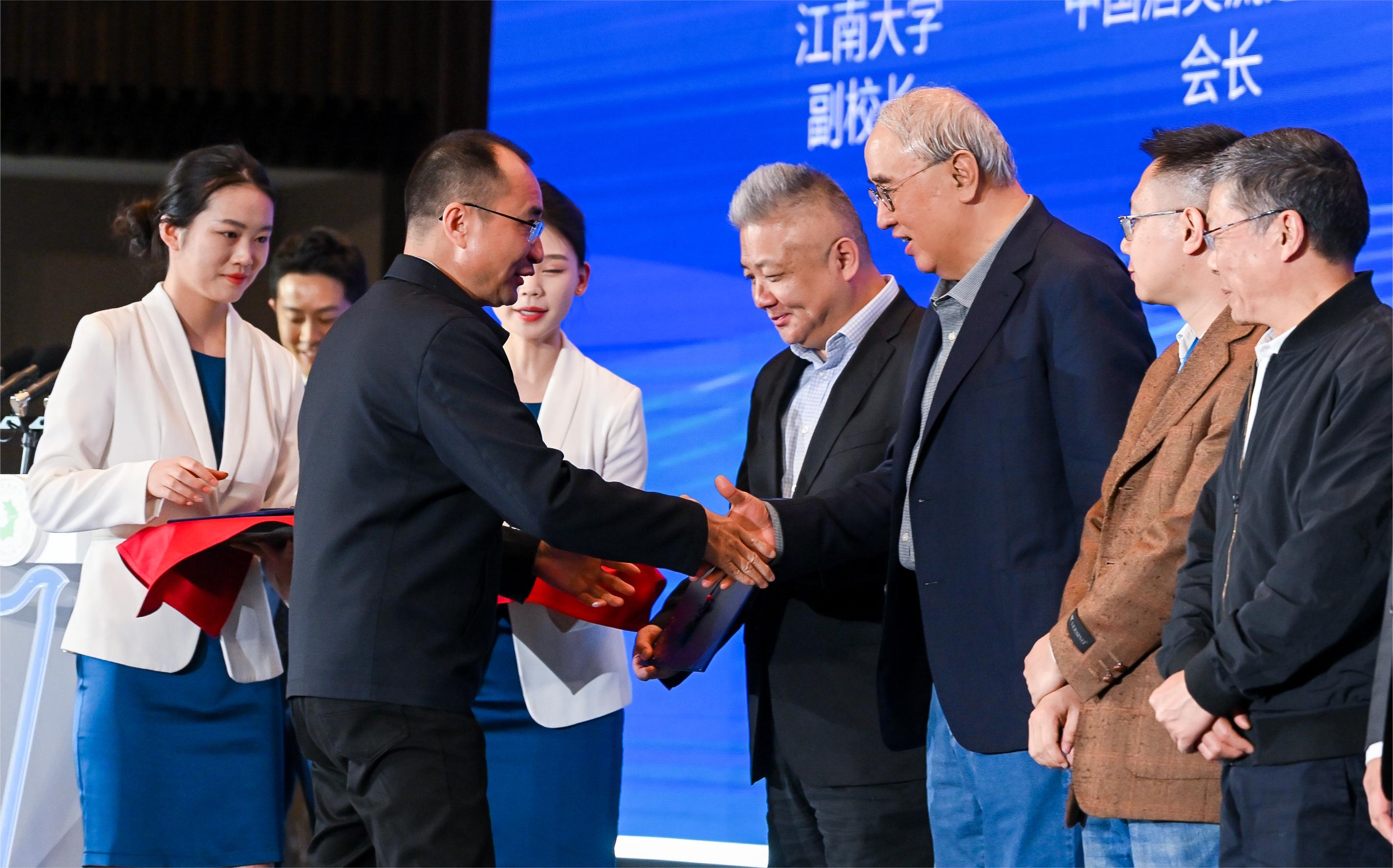 仁怀颁授“酱酒文化传播大使”持续引关注——一项荣誉 汇聚精英人群 仁怀颁授“酱酒文化传播大使”持续引关注——一项荣誉 汇聚精英人群