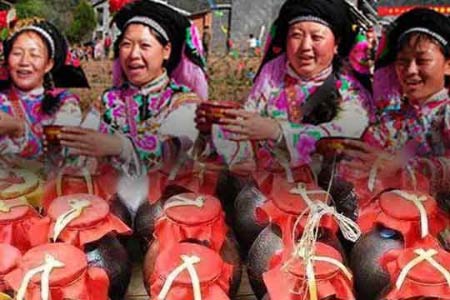 作为一个资深销售人员请客户吃饭选什么白酒好？