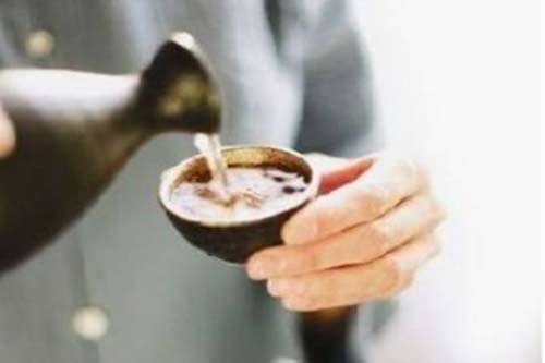 为什么有些白酒时间长了会变酸？白酒变酸的原因是什么？